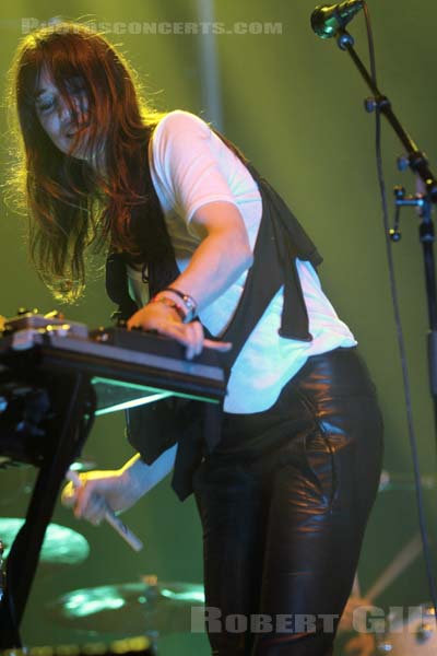 CHARLOTTE GAINSBOURG - 2010-07-02 - BELFORT - Presqu'ile du Malsaucy - 